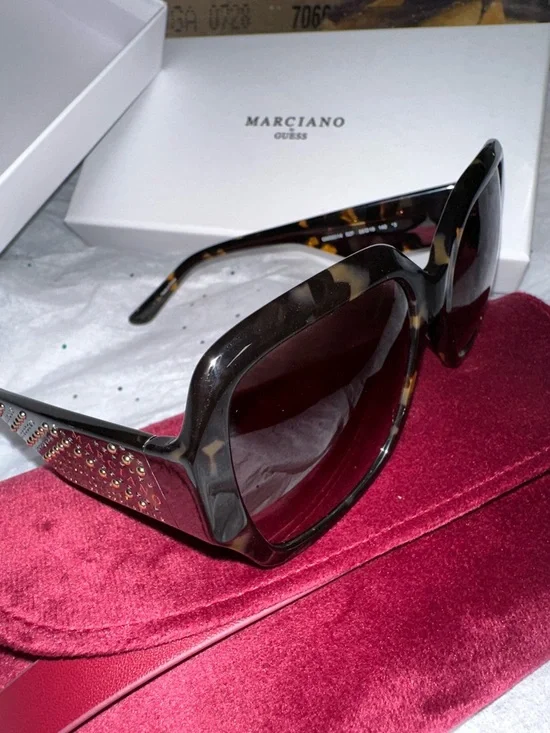 Marciano by GUESS Velvet Jewelry Box - Deep Berry sunglasses 🕶️ - Picture 5 of 16
